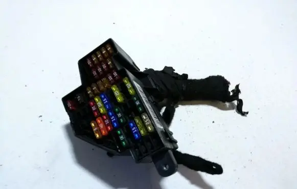 Volkswagen PASSAT CC Fuse box set 17120900385