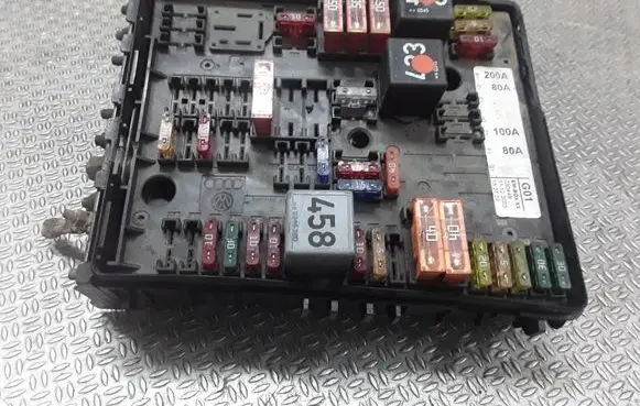 Volkswagen Golf V Fuse module 1K0037124