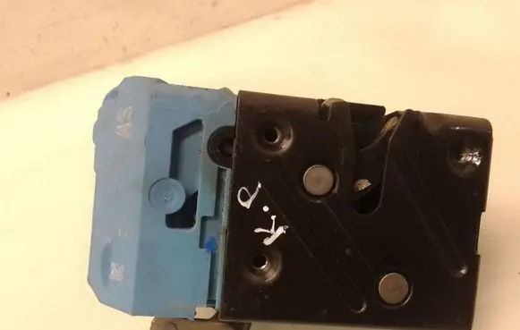 Volvo S60 Front door lock 