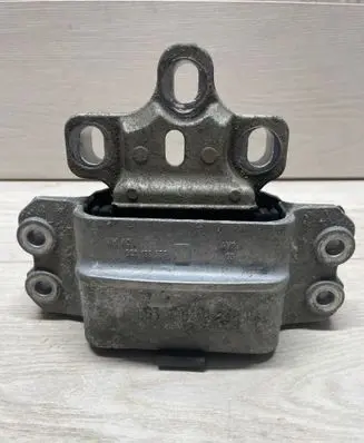 Volkswagen PASSAT B7 Engine mount bracket 3C0199555