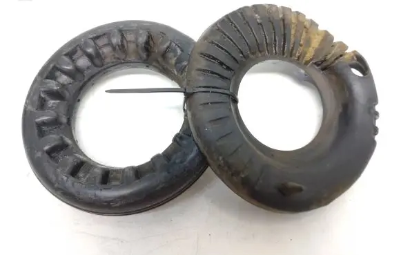 Ford Focus Rear coil spring rubber mount Av615599dd Av615599ce