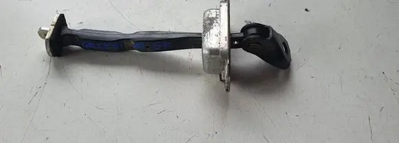 Nissan Qashqai Rear door check strap stopper