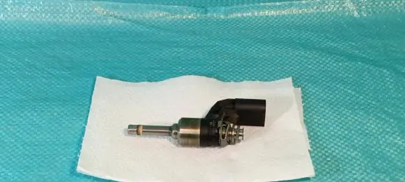 Volkswagen Golf VI Fuel injector 03C906036F