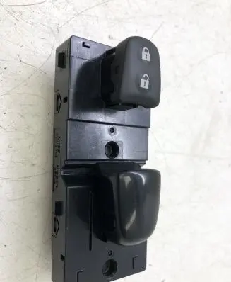 Nissan Qashqai Electric window control switch