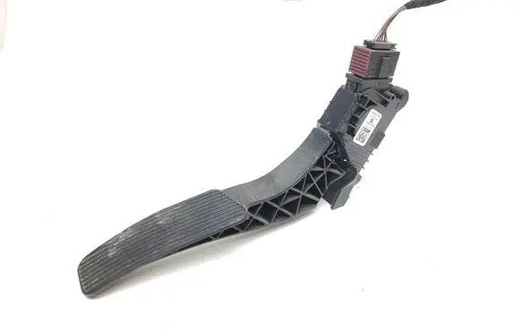 Accelerator throttle pedal