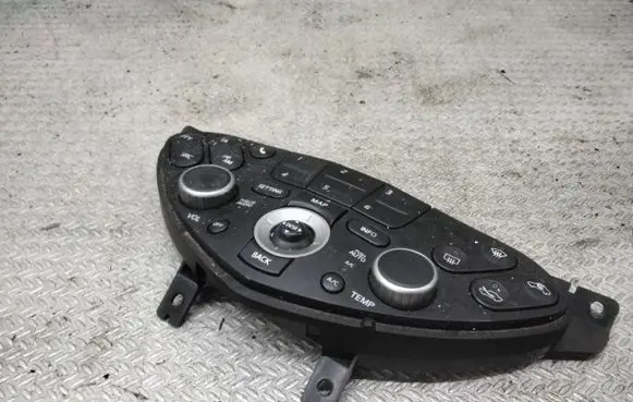 Head unit multimedia control