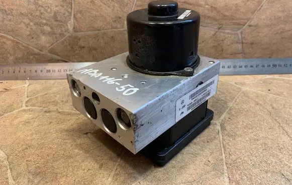 Mercedes-Benz R W251 ABS Pump A1645458332