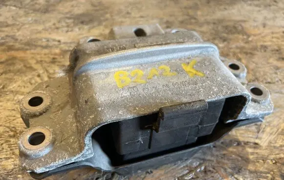 Volkswagen Golf VI Engine mount bracket 1K0199555