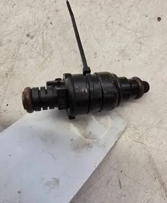 Audi A6 S6 C4 4A Fuel injector 037906031P