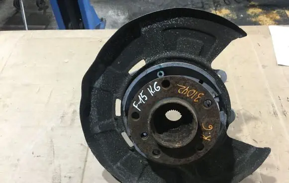 BMW X5 F15 Rear wheel hub 6877217