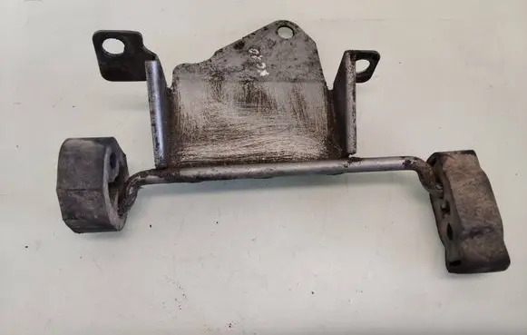 Volvo XC70 Muffler mount bracket/holder 