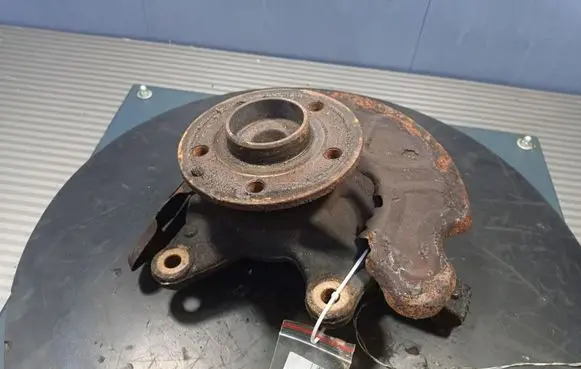 Mercedes-Benz Vito Viano W638 Front wheel hub spindle knuckle