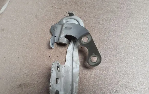Engine bonnet/hood hinges