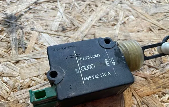 Audi A6 S6 C5 4B Central locking motor 4B5962115A