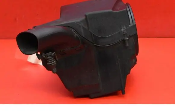 Ford Focus Air filter box BV619C679CA