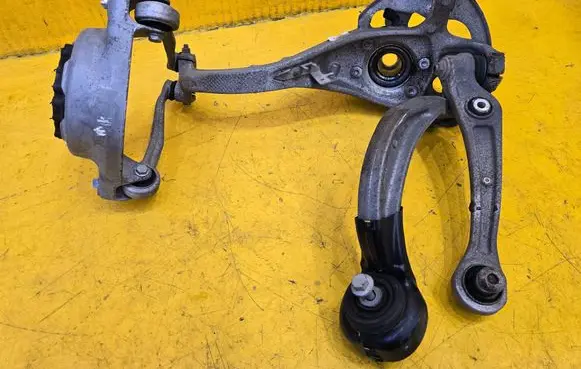 Porsche Macan (95B) Front wheel hub spindle knuckle 