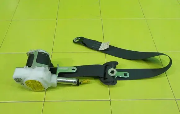 Toyota Avensis T270 Front seatbelt 7P4100P XP260