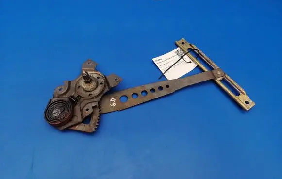 Rear door manual window regulator