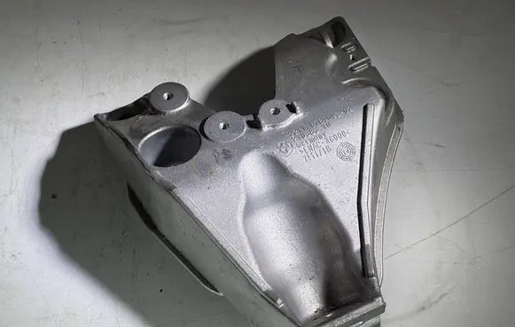 Engine mounting bracket