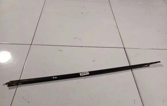 Front door glass trim molding