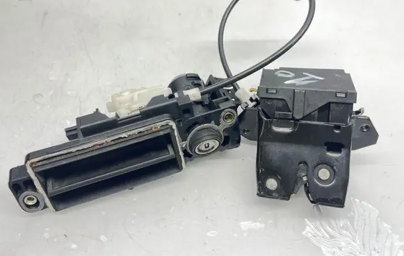 Mercedes-Benz E W211 Loading door lock A1717500085 A1717500185