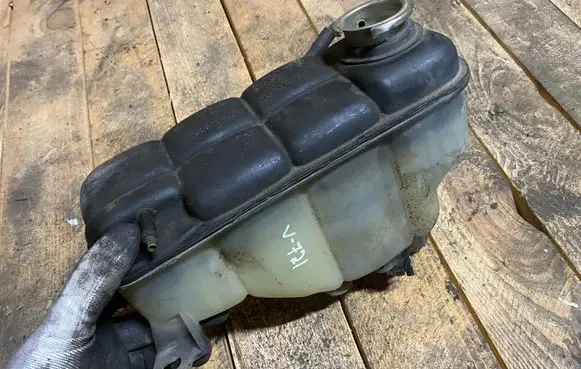 Coolant expansion tank/reservoir