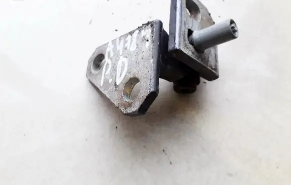 Volkswagen Jetta V Front door upper hinge