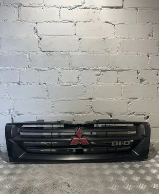 Mitsubishi Pajero Front bumper upper radiator grill Mr387981782