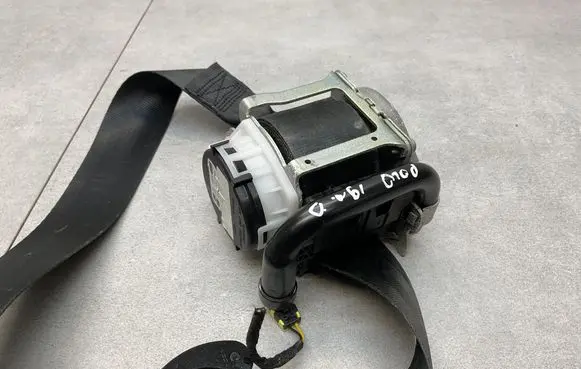 Volkswagen Polo VI Front seatbelt 
