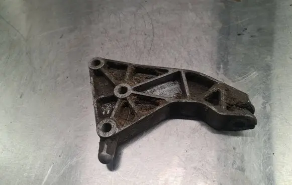 Opel Astra G Engine mounting bracket 90575233 2581