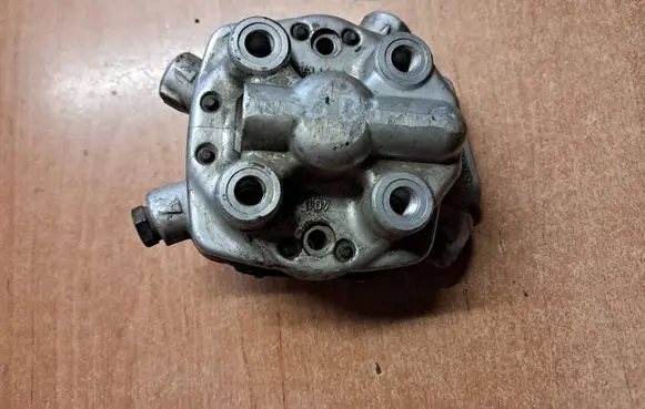 Audi 80 90 B3 Fuel distributor 0438101005