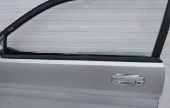 Honda HR-V Front door window glass four-door