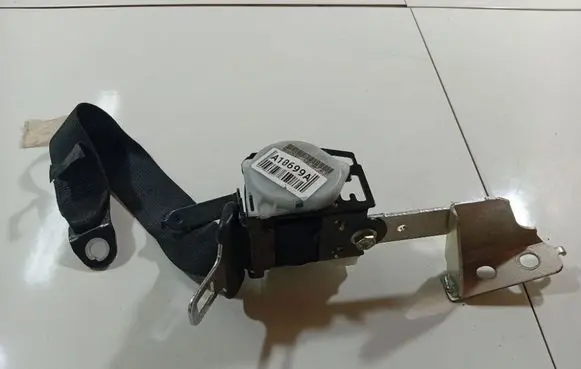 Toyota Avensis T250 Middle seatbelt (rear) 501UA351BI