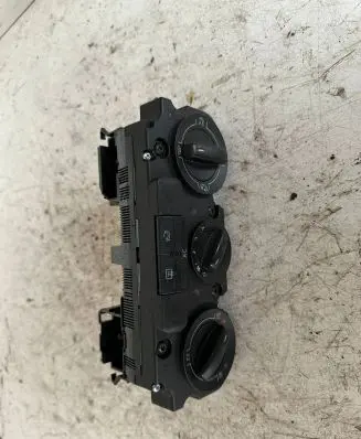 Volkswagen Tiguan Climate control unit 5M2820045A 984312L 5HB00932727