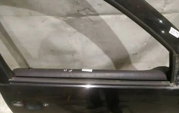 Volkswagen Golf IV Front door glass trim molding 