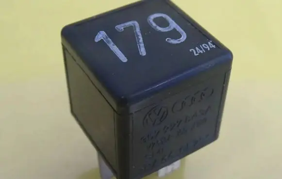 Volkswagen PASSAT B4 Other relay 357927843A V23134-J55-X180 V23134J55X180