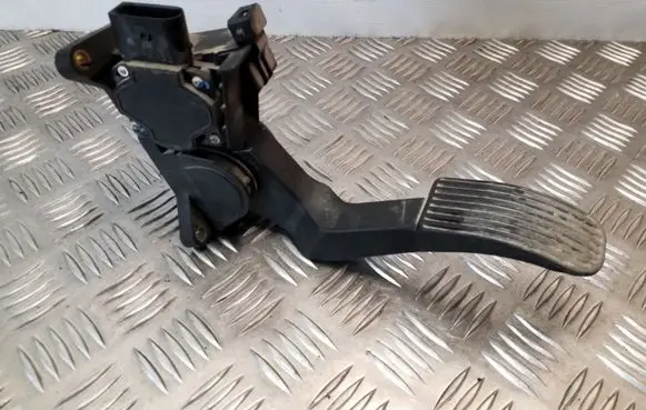 Mercedes-Benz Vito Viano W638 Accelerator throttle pedal A9013000504 0281002337