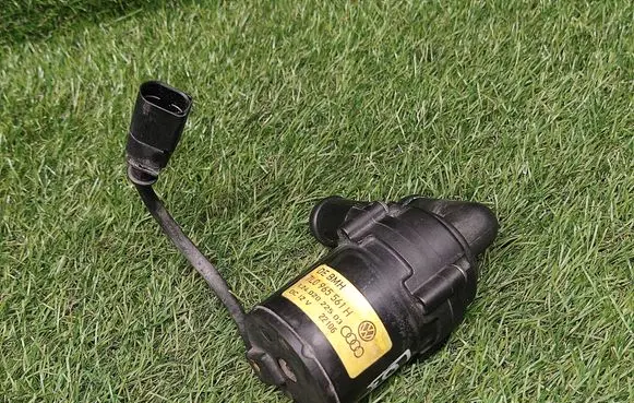 Audi Q7 4L Electric auxiliary coolant/water pump 7L0965561H
