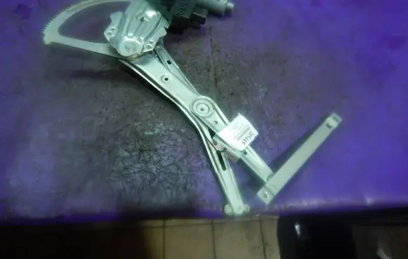 Opel Astra H Front door window regulator with motor 13100417