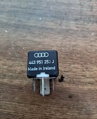Volkswagen PASSAT B5 Other relay 443951253J