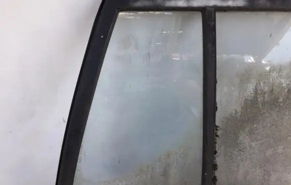 Rear vent window glass