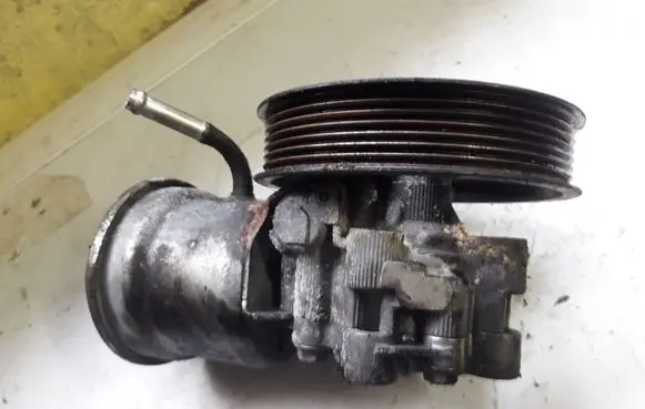 Toyota Corolla Verso E121 Power steering pump