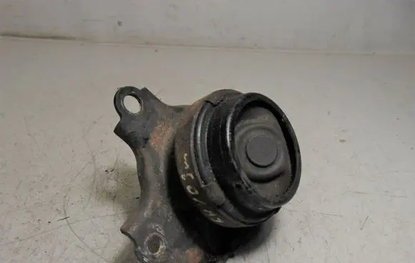 Honda CR-V Engine mount bracket