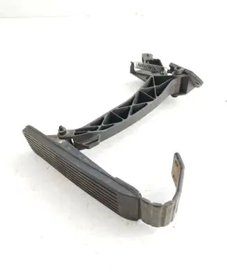 Accelerator throttle pedal