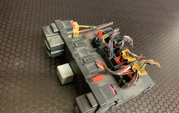 Volkswagen Touran I Comfort/convenience module 3C0937049E 28022870 H37S1002