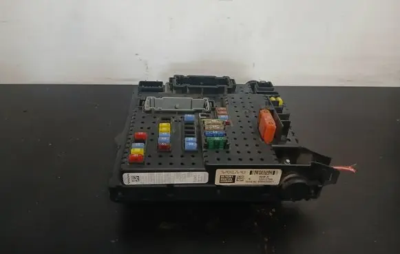 Volvo XC90 Fuse module 8676391 12217799 05W124