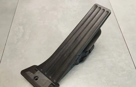 Accelerator throttle pedal