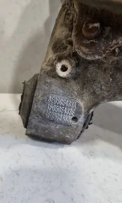 Rear wheel hub spindle/knuckle