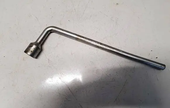 Mercedes-Benz C AMG W204 Wheel nut wrench 2215810001 A2215810001