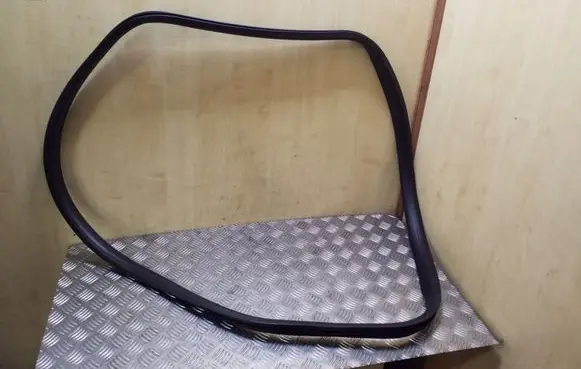 Rear door rubber seal (on body)